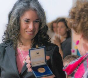 Manuela Fragale riceve la Medaglia del Senato della Repubblica dall'Assessore alla Cultura del Comune di Rende Prof. Marta Petrusewicz nel 2018